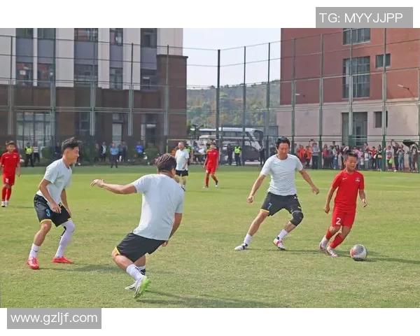 明星与足球明星温情互动瞬间展现友谊与热爱之美